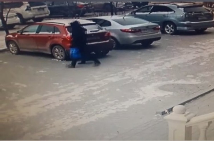 В Атырау двое неизвестных обворовали квартиру, связав хозяйку