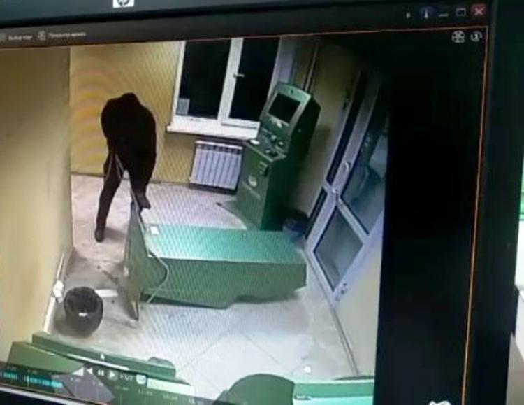 Почти 1 миллион тенге похитили из терминалов грабители в Атырау