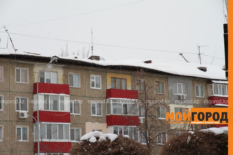 Крыша многоэтажки рухнула из-за ветхости и скопления снега