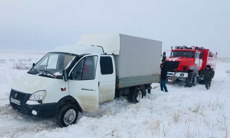Атырауские спасатели вытащили «Газель» из снежного заноса