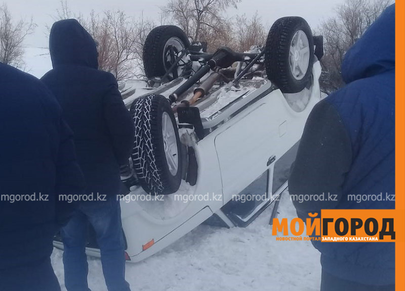В ЗКО перевернулась машина