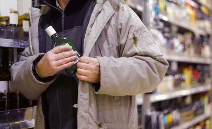 К 3 годам тюрьмы приговорили грабителя, укравшего бутылку водки из магазина