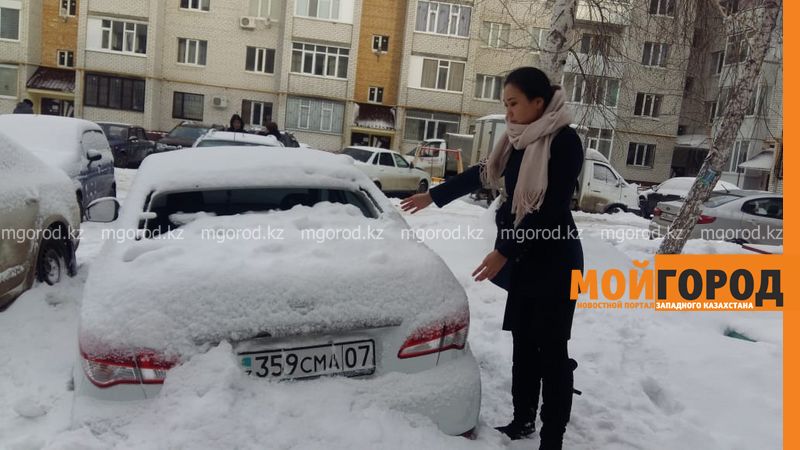 В Уральске упавшая с крыши многоэтажки глыба льда разбила машины (видео)