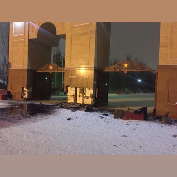В Атырау автомобиль врезался в стену парка Победы