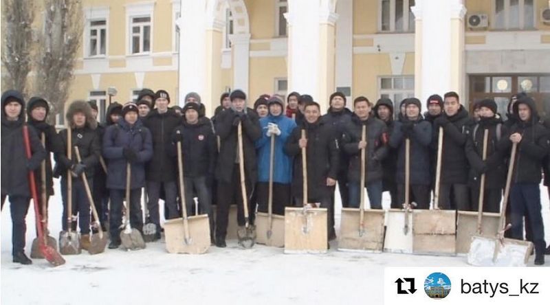 В Уральске вновь объявили челлендж по уборке снега