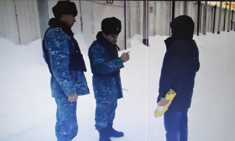 Сотовый телефон и зарядное устройство пытались перебросить в колонию в Уральске