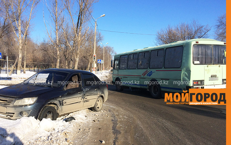 Пассажирский автобус столкнулся с легковым автомобилем в Уральске