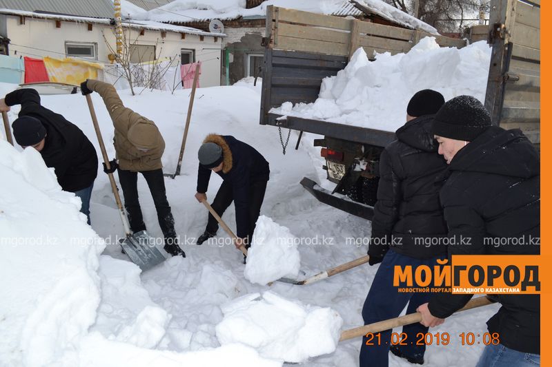 Полицейские ЗКО почистили снег во дворах у пенсионеров и тружеников тыла