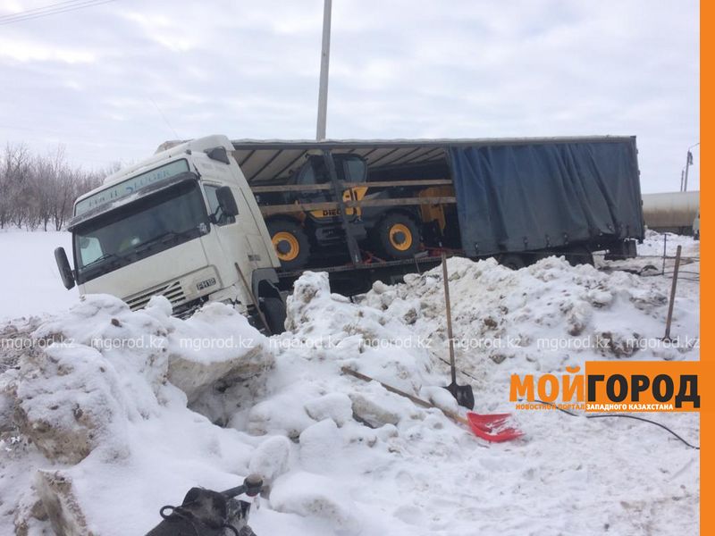 Два большегруза слетели с дороги в Уральске
