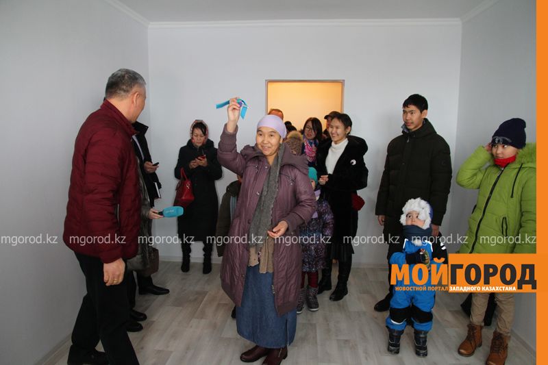 Многодетной семье из ЗКО подарили трехкомнатную квартиру
