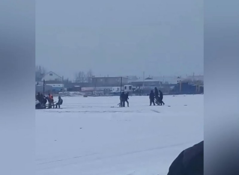 В пригороде Атырау автомобиль провалился под лед