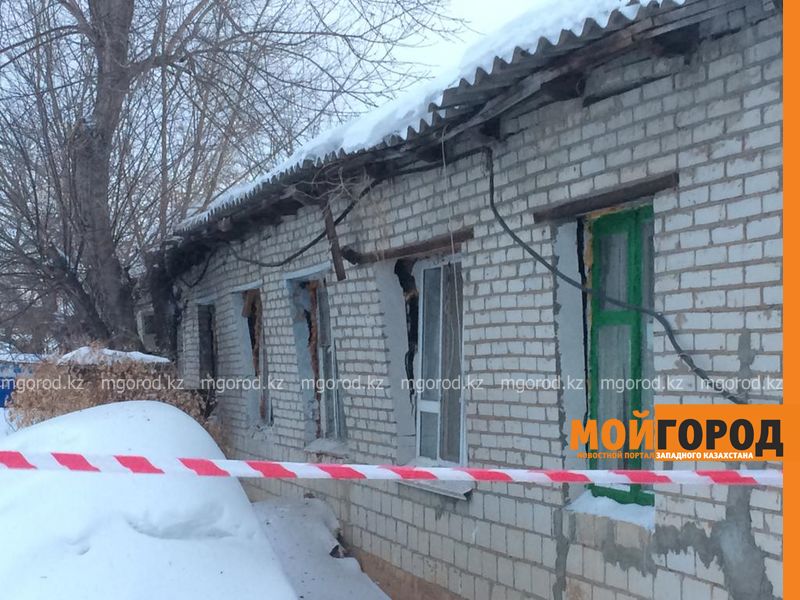Крыша многоквартирного дома провалилась в Уральске: жильцы успели спастись (фото, видео)