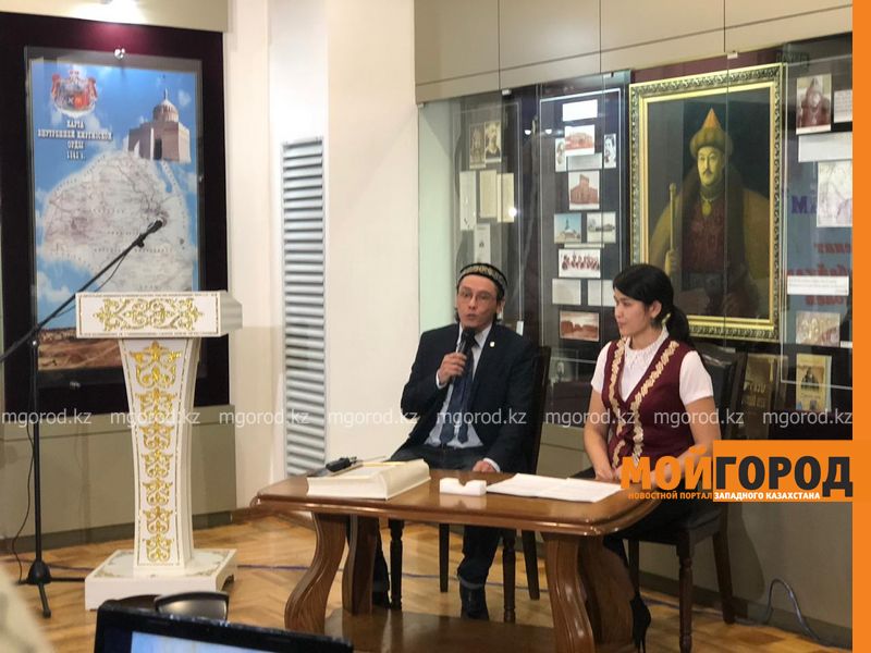 Мастер-класс по написанию картин с закрытыми глазами провел в Уральске известный художник