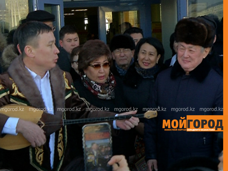 Жители Актобе с песнями и подарками проводили Бердыбека Сапарбаева