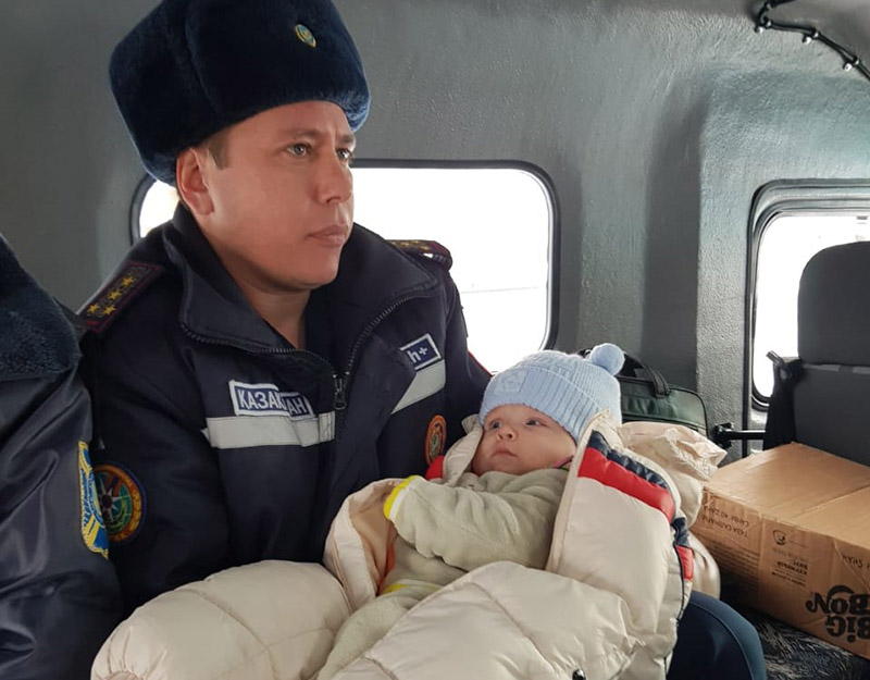 Больного 5-месячного ребенка вывезли спасатели из занесенного снегом поселка (видео)