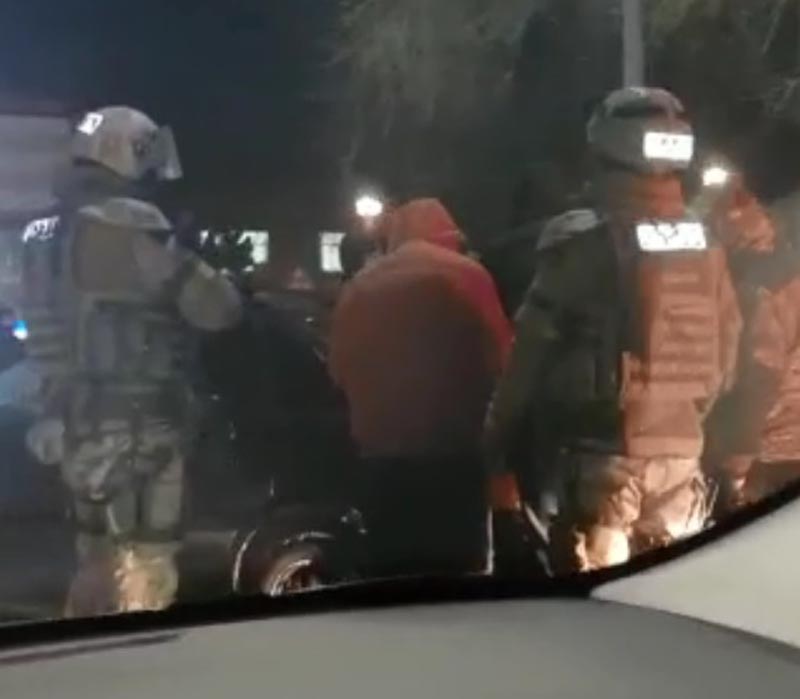 Задержание с участием спецназа произошло в центре Уральска (видео)