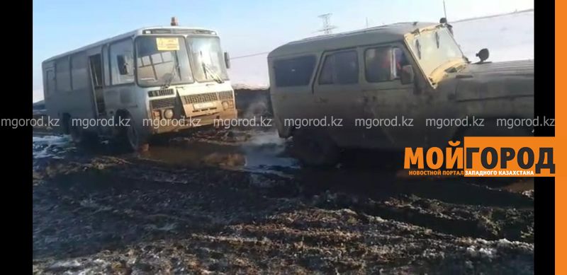 Школьный автобус застрял в грязи в Уральске