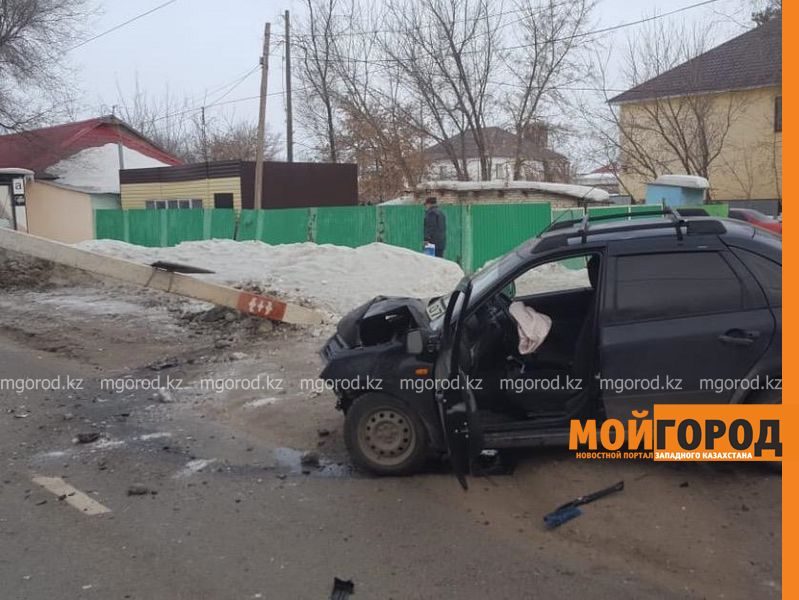 Столб уличного освещения упал на проезжающую мимо легковушку в Уральске