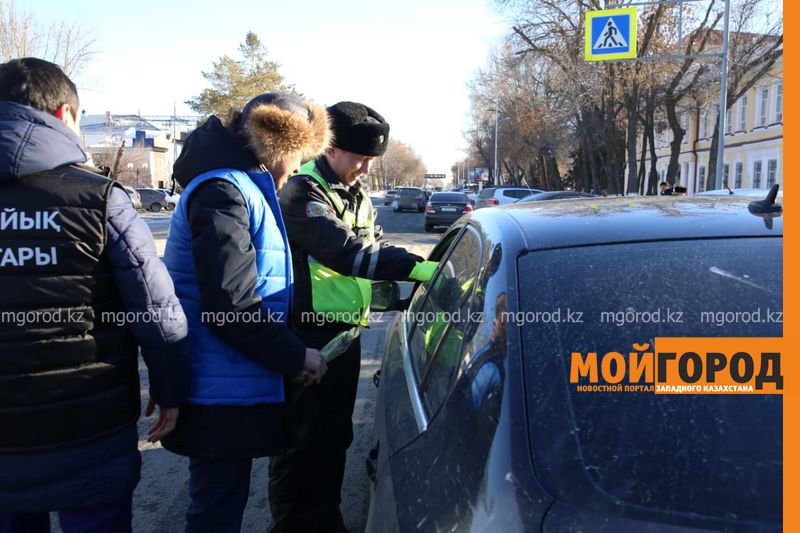 Молодежь Уральска поздравила женщин-водительниц с праздником
