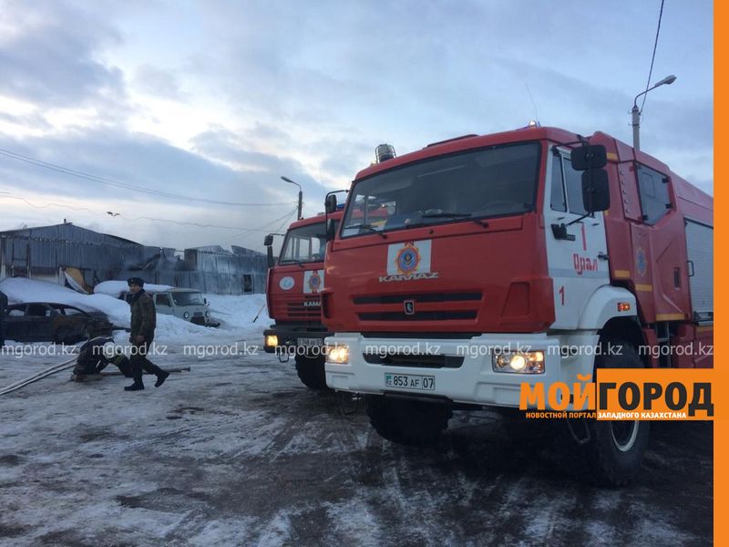 В Уральске горел авторазбор