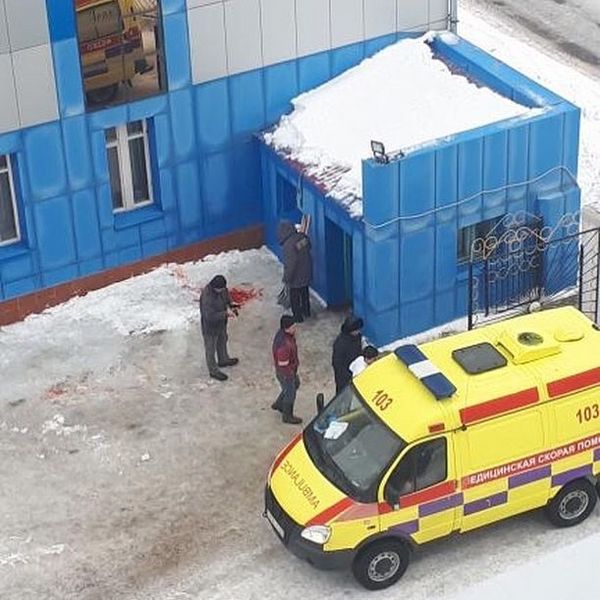 Лед упал на голову уральцу на городском субботнике