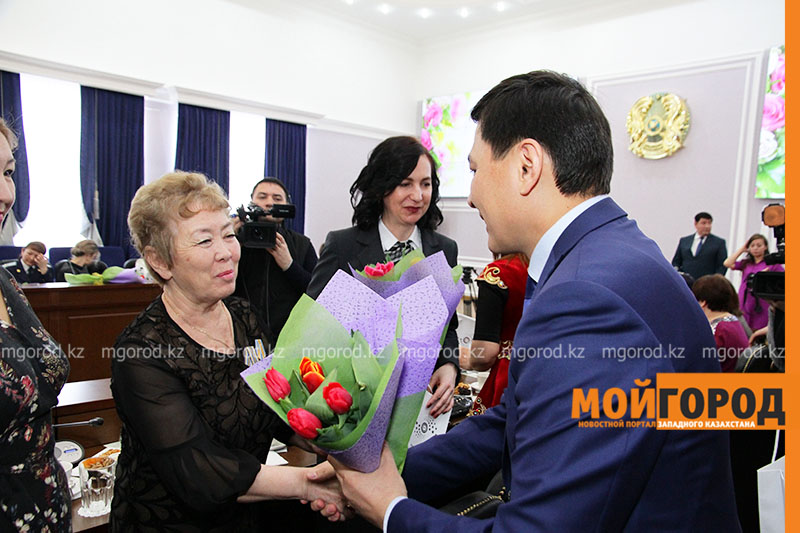 Аким ЗКО поздравил женщин с праздником