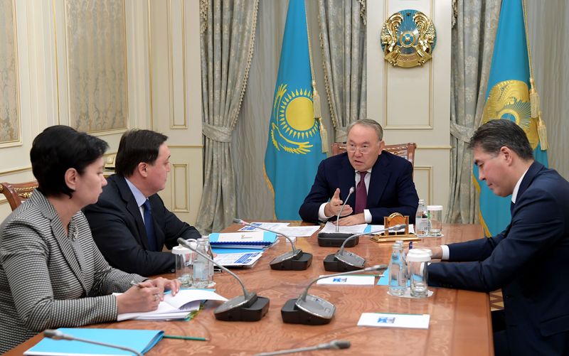Многодетные семьи должны получать соцпомощь уже с 1 апреля - Нурсултан Назарбаев