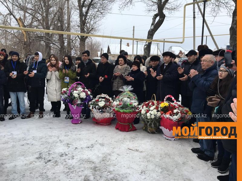Жители ЗКО возложили цветы к монументу благодарности казахскому народу