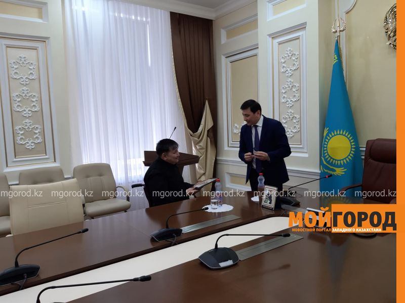 Аким ЗКО наградил предпринимателя благодарственным письмом от президента