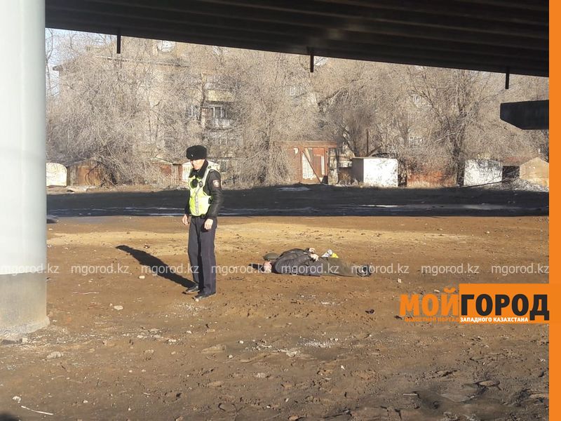 Труп мужчины обнаружили под мостом в Уральске