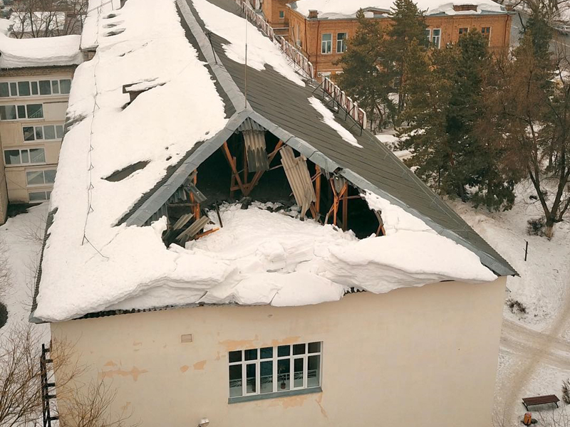 В Уральске обрушилась крыша поликлиники №1 (фото, видео)