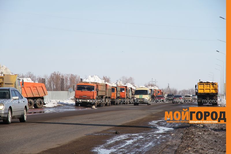 В Уральске на полигоне образовалась очередь из самосвалов со снегом (видео)