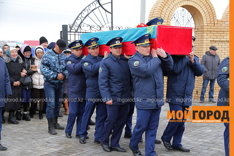 В Уральске в последний путь проводили военнослужащего, погибшего в авиакатастрофе в Кызылординской области