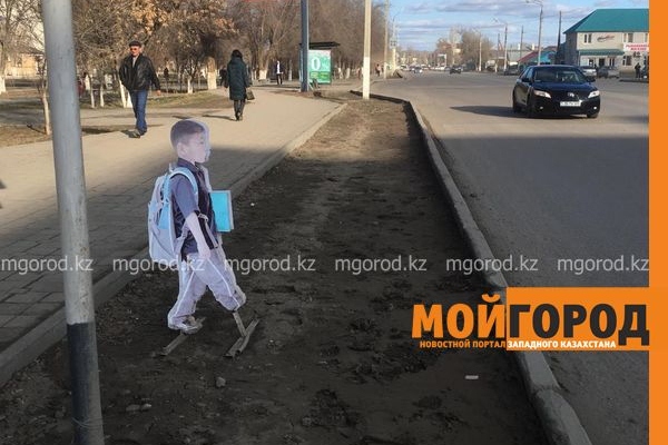 В Актобе для защиты детей от ДТП закупили 40 пластмассовых мальчиков