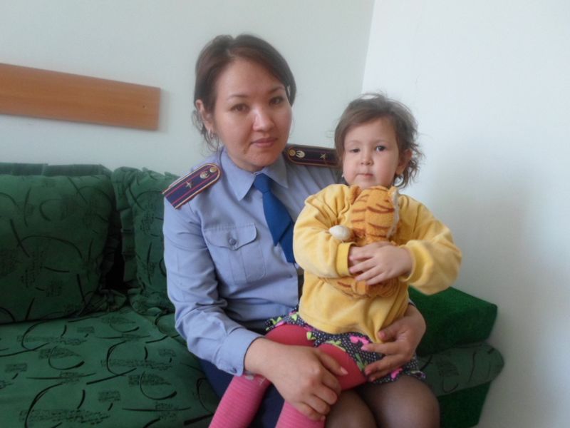 Полицейский нашел заблудившуюся девочку в Уральске