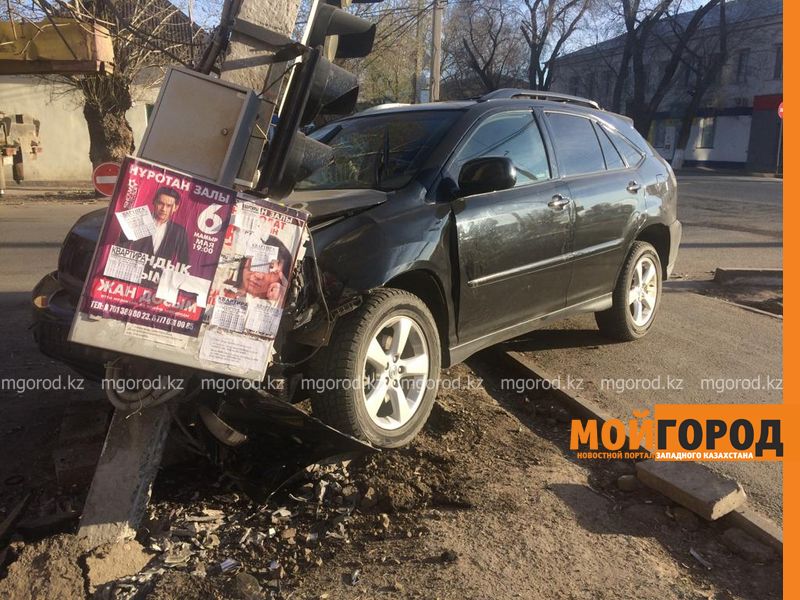 Полицейская машина врезалась в «Лексус» в Уральске