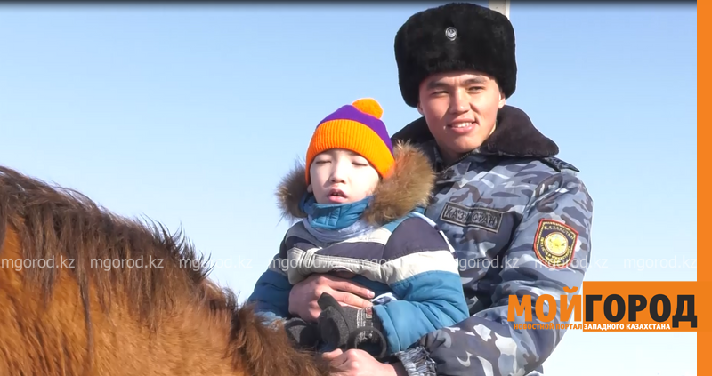 В Уральске полицейские организовали сеанс иппотерапии для детей с ограниченными возможностями