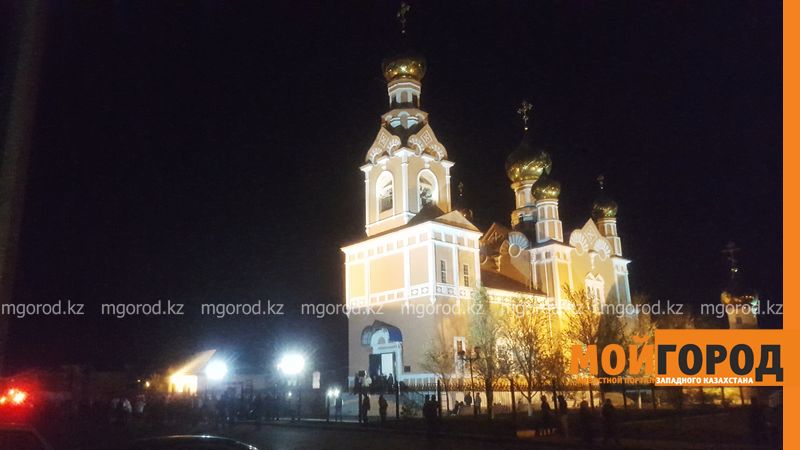 В отреставрированном храме освящали крашеные яйца и куличи атырауские православные на  Пасху