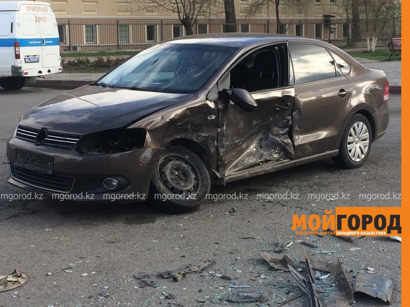 Три машины столкнулись на перекрестке Уральске