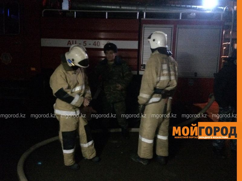 48 человек эвакуировали пожарные из горящего дома в Уральске
