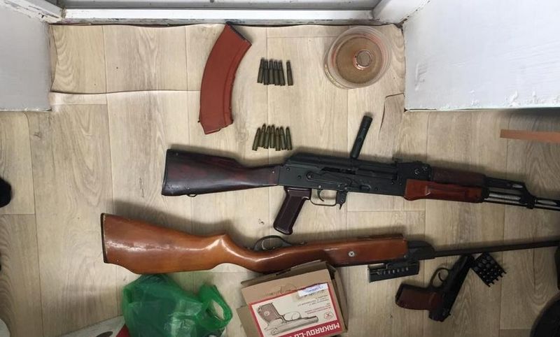 В Актау мужчина стрелял из автомата Калашникова из окна квартиры (фото, видео)