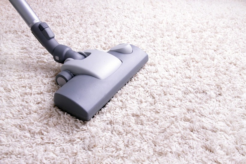 Никакой трудоемкой чистки щеткой! Чистим ковер легко и быстро