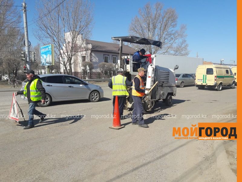 В Уральске начали ямочный ремонт дорог