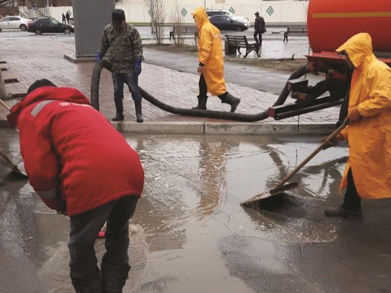 Более тысячи кубометров дождевой воды откачали за день в Атырау