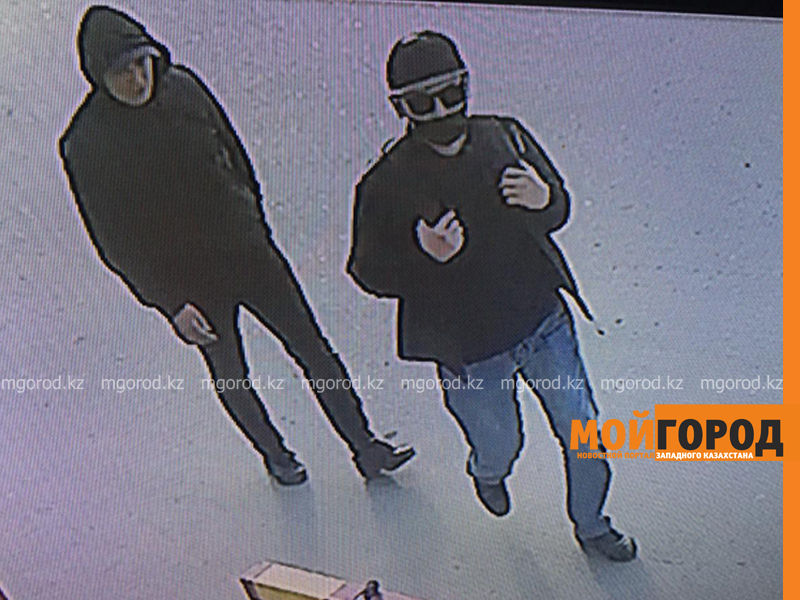 Двое мужчин из России грабят терминалы в Уральске
