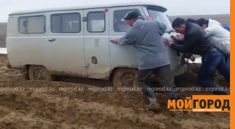 7 машин застряли в грязи на трассе ЗКО