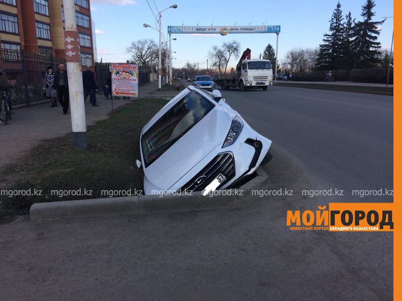 Автомобиль слетел в арык в Уральске