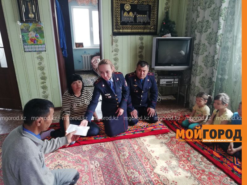 Полицейские ЗКО помогают многодетным семьям