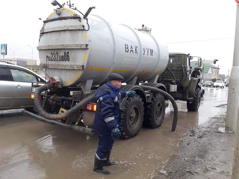 Тридцать вакуумных машин выкачивают дождевую воду в Атырау