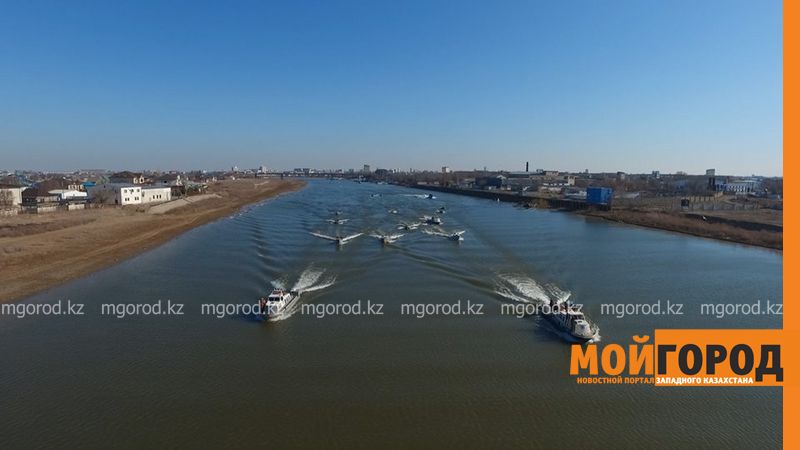 В Атырау на реке Урал прошел парад судов